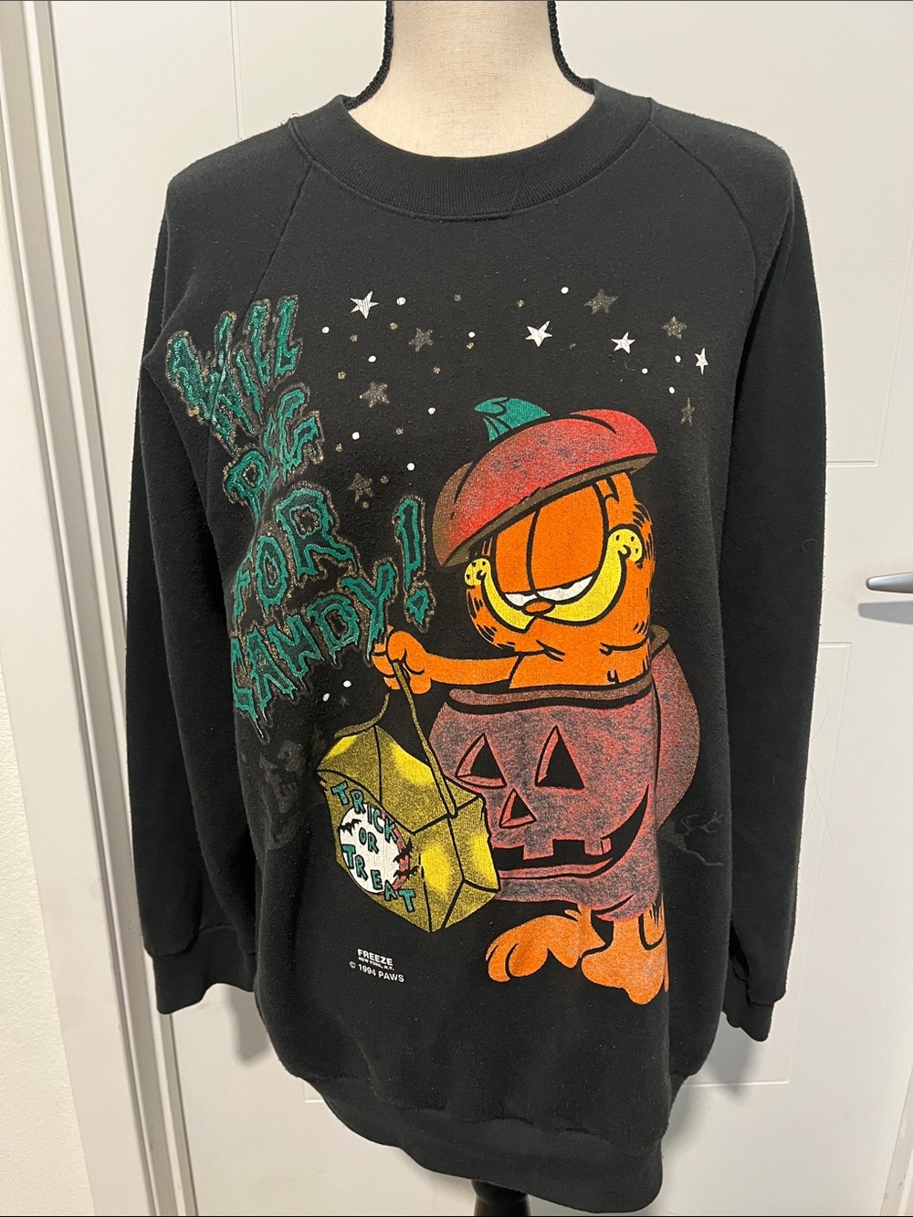 Vintage Freeze Garfield Will Beg For Candy Halloween Pumpkin Graphic Sweatshirt